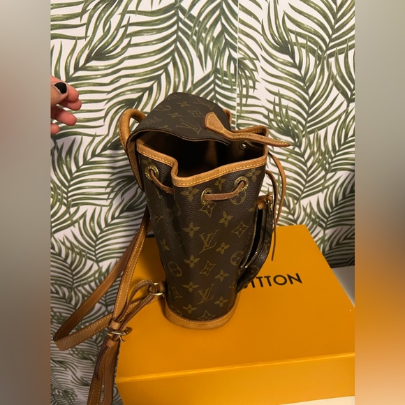 Montsouris MM
-very good condition, 12 H x 10 W x 5 D - Picture 6 of 8